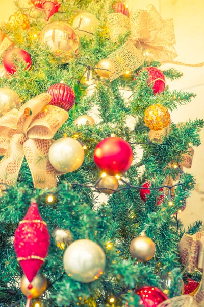 Gros plan de décorations d'arbres de Noël fond (Filtré imag — Photo