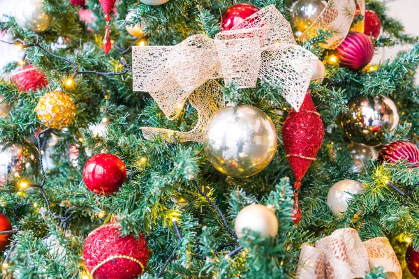 Closeup vánoční strom dekorace pozadí — Stock fotografie