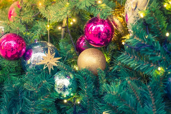 Karácsonyfa díszítéssel — Stock Fotó