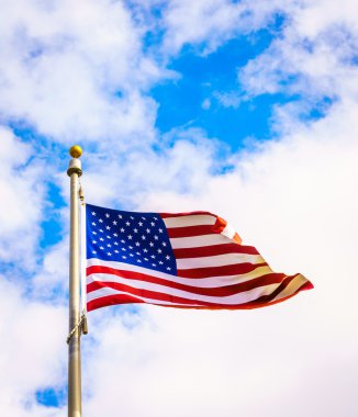 Mavi gökyüzünde Amerikan bayrağı