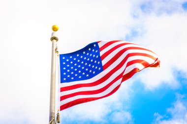 Mavi gökyüzünde Amerikan bayrağı