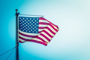 Mavi gökyüzünde Amerikan bayrağı