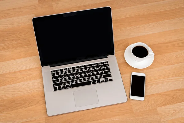 Portátil con taza de café y teléfono inteligente —  Fotos de Stock