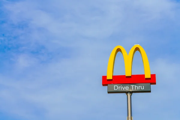 푸른 하늘에 맥도날드 로고 — 스톡 사진