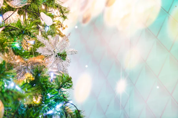 Kerstboom met decoratie — Stockfoto