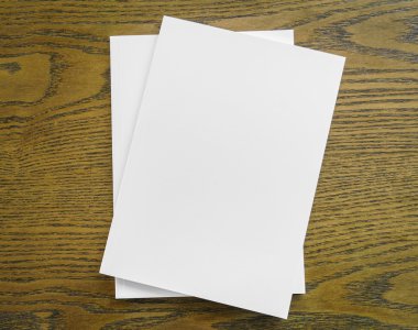 ahşap arka plan üzerinde sahte kadar kitap