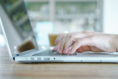 Dizüstü bilgisayarda yazan kadın klavyesi