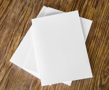 ahşap arka plan üzerinde sahte kadar kitap
