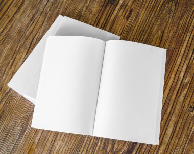 ahşap arka plan üzerinde sahte kadar kitap