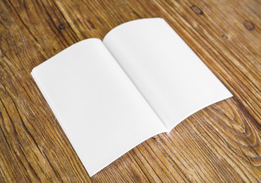 ahşap arka plan üzerinde sahte kadar kitap