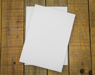 ahşap arka plan üzerinde sahte kadar kitap