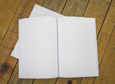 ahşap arka plan üzerinde sahte kadar kitap