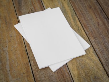 ahşap arka plan üzerinde sahte kadar kitap