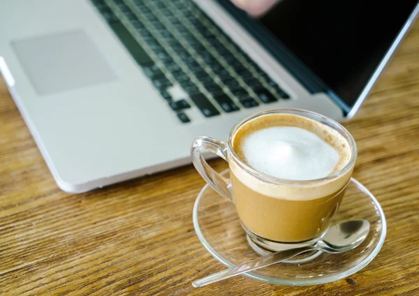 Laptop med kaffekopp — Stockfoto