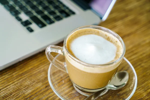 Ноутбук с кофейной чашкой — стоковое фото