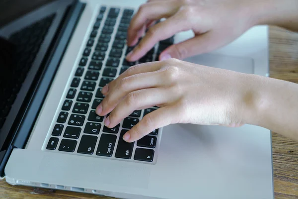 Donna digitando sulla tastiera del computer portatile — Foto Stock