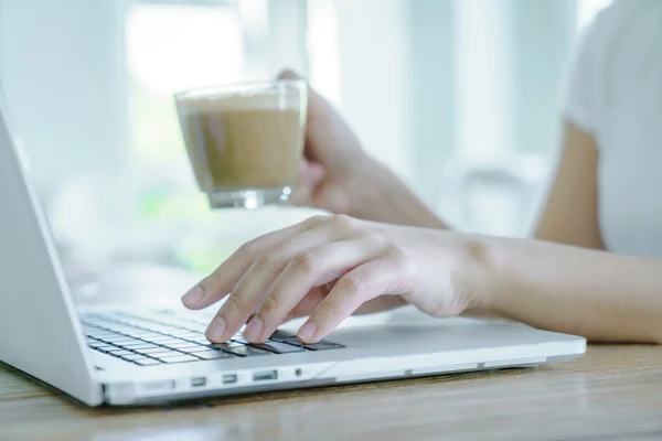 Vrouw typen op laptop toetsenbord — Stockfoto