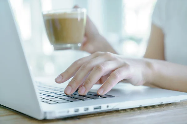 Жінка друкує на клавіатурі ноутбука — стокове фото
