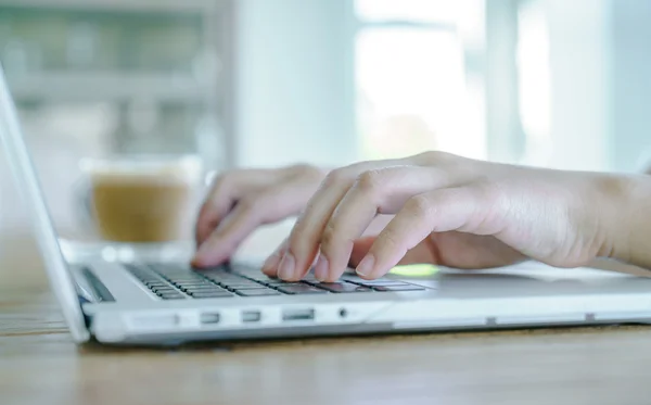 Vrouw typen op laptop toetsenbord — Stockfoto