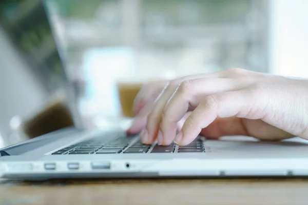 Vrouw typen op laptop toetsenbord — Stockfoto