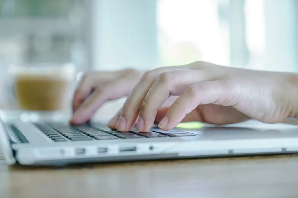 Vrouw typen op laptop toetsenbord — Stockfoto