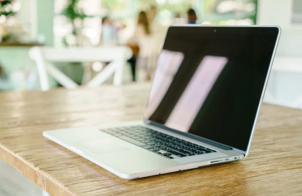 Laptop auf dem Tisch — Stockfoto