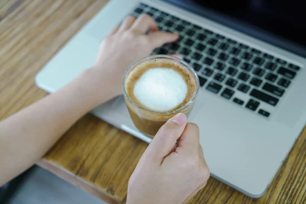 Vrouw typen op laptop toetsenbord — Stockfoto