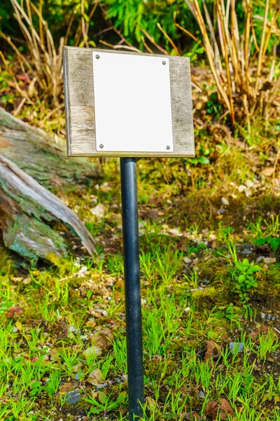 Houten teken op gras — Stockfoto