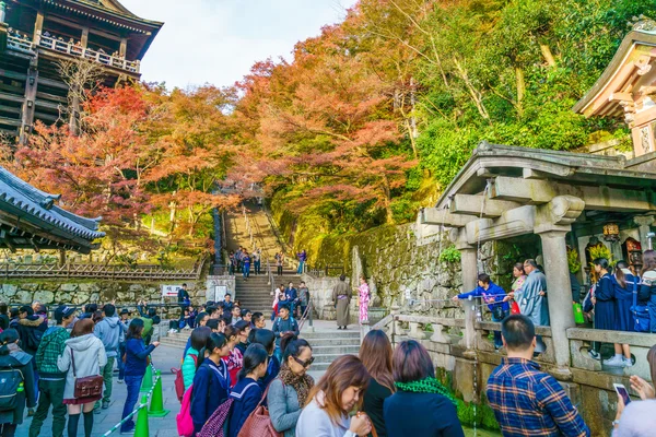 Turistler Kyoto bir sokakta yürümek