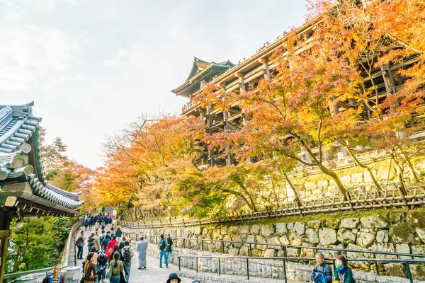 Turistler Kyoto bir sokakta yürümek