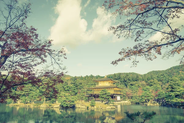 " Het gouden paviljoen "in Kyoto — Stockfoto