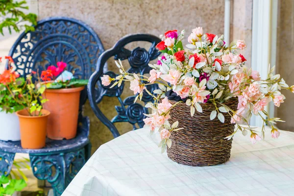 Decoration artificial flowers on table — Stock Photo, Image