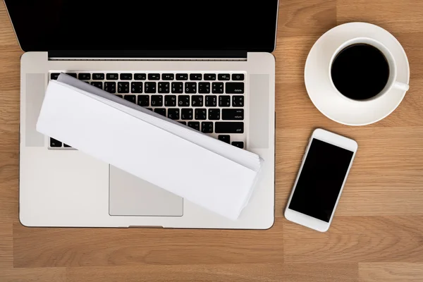 Laptop mit Kaffeetasse — Stockfoto