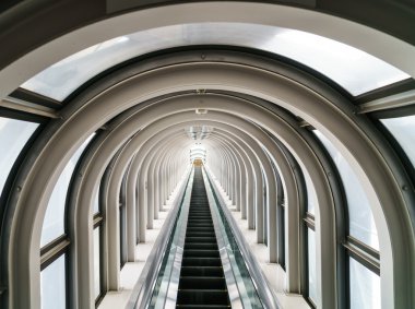 Modern binada yürüyen merdiven