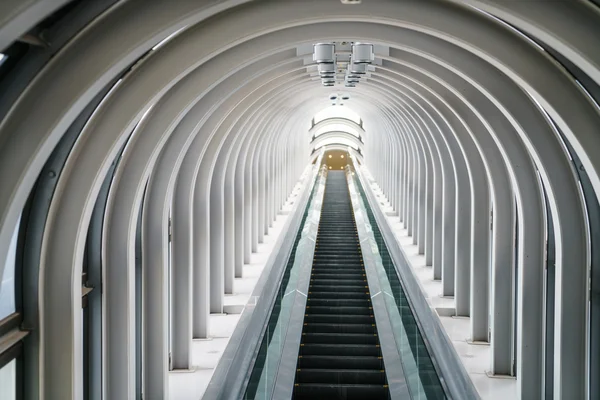 Escaleras mecánicas en edificio moderno —  Fotos de Stock