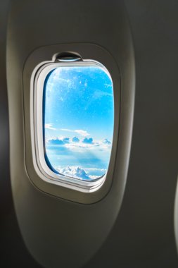uçak içinde küçük pencere