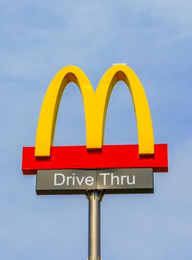 Mavi gökyüzü McDonalds logosu