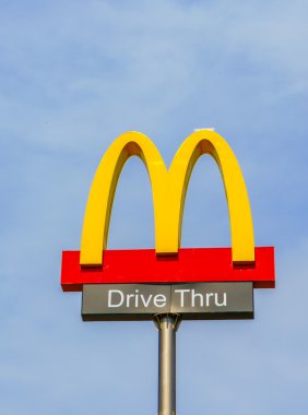 Mavi gökyüzü McDonalds logosu