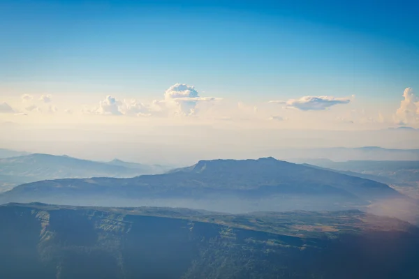 Montanha da janela do avião — Fotografia de Stock