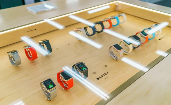 Tokyo, Japonya - 21 Kasım 2015: Birkaç yeni Apple Watch Sp