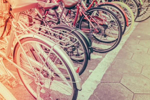 Bicicletas aparcamiento en la calle —  Fotos de Stock