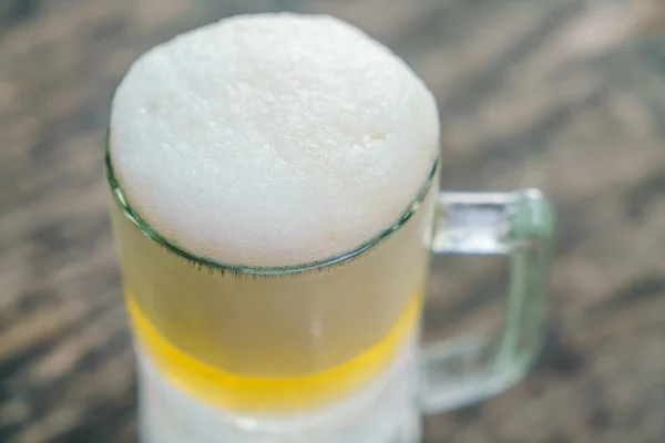 Close up de caneca com cerveja — Fotografia de Stock