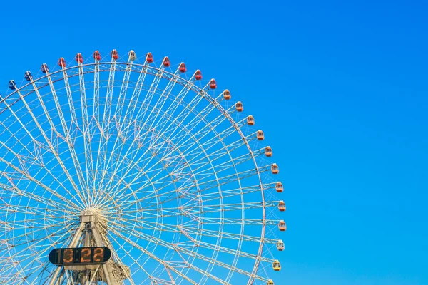 Ruota panoramica con cielo blu — Foto Stock