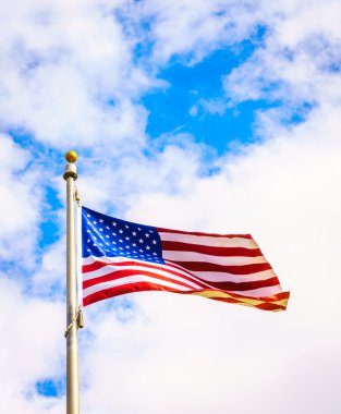 Mavi gökyüzünde Amerikan bayrağı