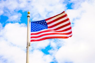 Mavi gökyüzünde Amerikan bayrağı