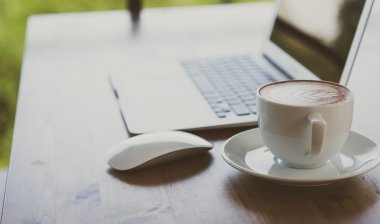 kahve fincanı ile dizüstü bilgisayar