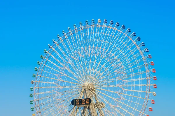 Riesenrad mit blauem Himmel — Stockfoto