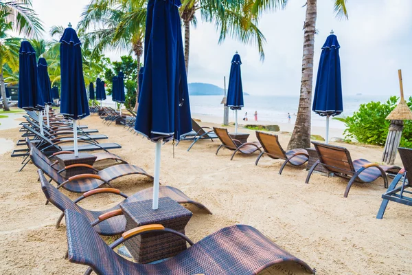 Beach chairs and umbrellas — Stock Photo, Image