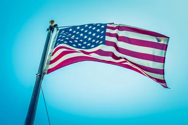 Bandiera americana su cielo blu — Foto Stock