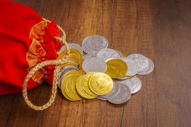 paralar ile kırmızı çanta